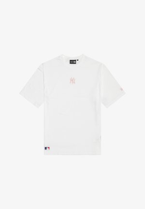 Λευκό T-shirt με κοντά μανίκια και μικρό ροζ λογότυπο των New York Yankees στο στήθος, καθώς και αυτοκόλλητο λογότυπο MLB κοντά στο κάτω τελείωμα.