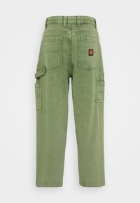 Groene cargo-broek met een relaxte pasvorm, voorzien van meerdere zakken, riemlussen en een labeldetail aan de achterkant. Gemaakt van duurzame stof.