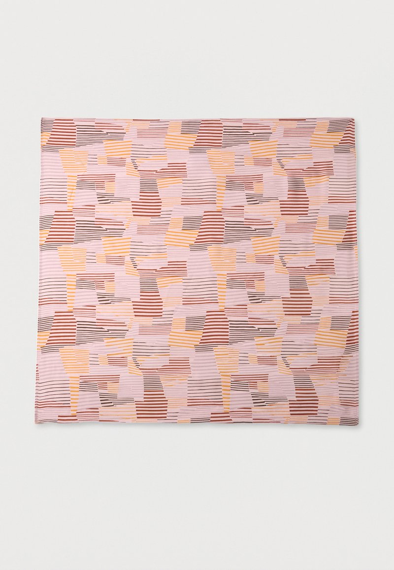 Tissu carré avec motif géométrique abstrait composé de bandes horizontales dans des nuances de rose, jaune et marron sur fond rose clair.