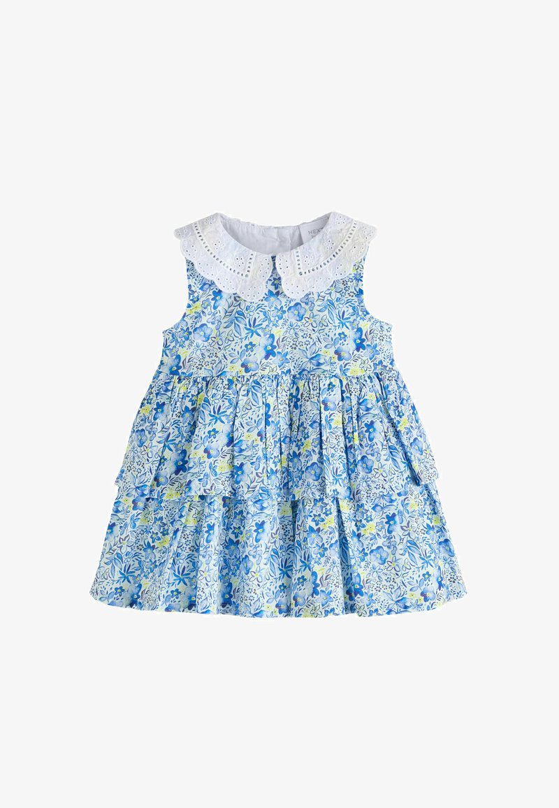 Ærmeløs blå blomsterkjole med hvid bølget øjletskrave og lagdelt nederdel til et lille barn.