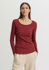 hessnatur SLIM - Langarmshirt - dunkelrot