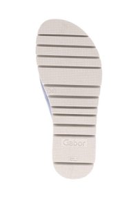 Semelle de chaussure en caoutchouc blanc avec rainures texturées, embossée "Gabor" et "Fabriqué au Portugal". Bord en tissu bleu clair visible en haut.