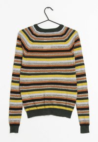 Maglione lavorato a maglia con righe orizzontali in giallo, marrone, verde e grigio. Presenta un collo arrotondato e polsini e orlo verdi a coste.