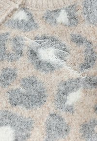 Svetr s leopardím vzorem, který se vyznačuje měkkou, huňatou texturou v béžové, šedé a bílé barvě se zaoblenými skvrnami a žebrovaným výstřihem.