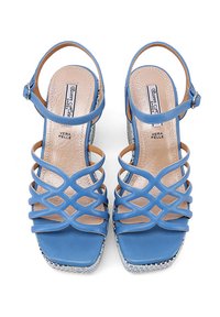 Sandali in pelle blu con cinturini incrociati, fibbia alla caviglia e tacco a zeppa con una piattaforma multicolore e testurizzata.