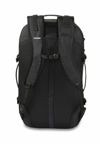 Mochila de tela negra con panel trasero de malla acolchada, correas ajustables, bolsillos laterales y un diseño aerodinámico para durabilidad y comodidad.