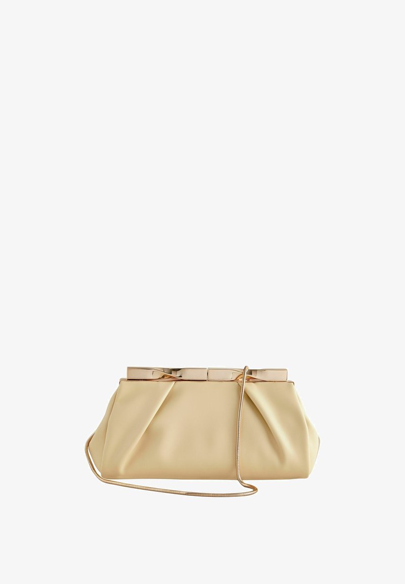 Käsilaukku pehmeästä beigen värisestä materiaalista, jossa on poimuileva muotoilu, kultasävyiset metalliosat sekä ohut ketjuhihna kantamista varten.