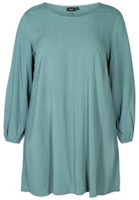 Tunique turquoise à manches longues avec un col arrondi, un tissu texturé et des poignets élastiques, présentant une coupe ample et une longueur mi-mollet.