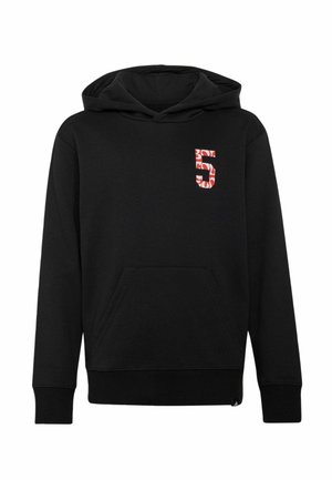 Schwarzer Kapuzenpullover mit Fronttasche und roter, gemusterter Nummer 5 auf der linken Brust.