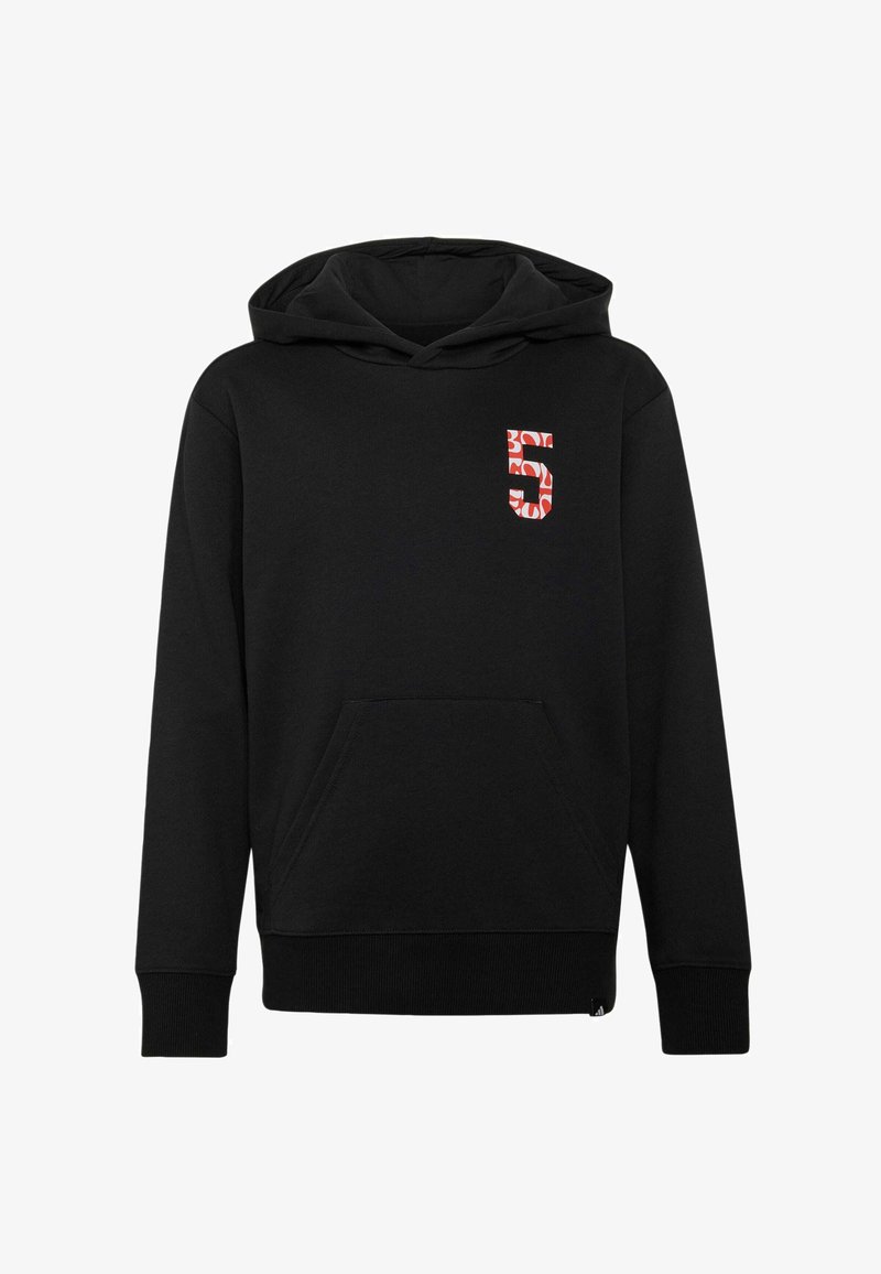 Sweat à capuche noir avec poche kangourou à l'avant et numéro 5 rouge à motifs sur la poitrine gauche.