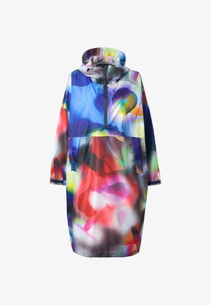 Langer Regenmantel mit Kapuze in einem lebendigen, abstrakten Muster mit Blau-, Rot- und Grüntönen. Hergestellt aus leichtem, glänzendem Material mit Seitentaschen.