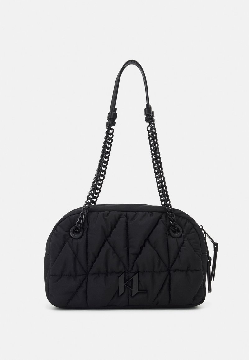Sac à main matelassé noir avec chaîne et bandoulière en cuir, fermeture éclair et logo KL embossé discret sur le devant.