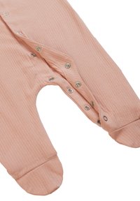 Combinaison beige en velours pour bébé avec des boutons pression sur le devant et un col rond. Comprend des jambes pieds et une texture douce pour le confort.