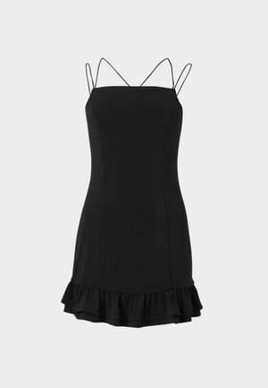 Robe noire mini sans manches avec fines bretelles doubles et ourlet à volants sur fond blanc.