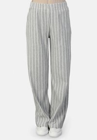 Grijs en witte gestreepte wijde broek met een elastische tailleband, gemaakt van lichte stof, met een textuurpatroon.