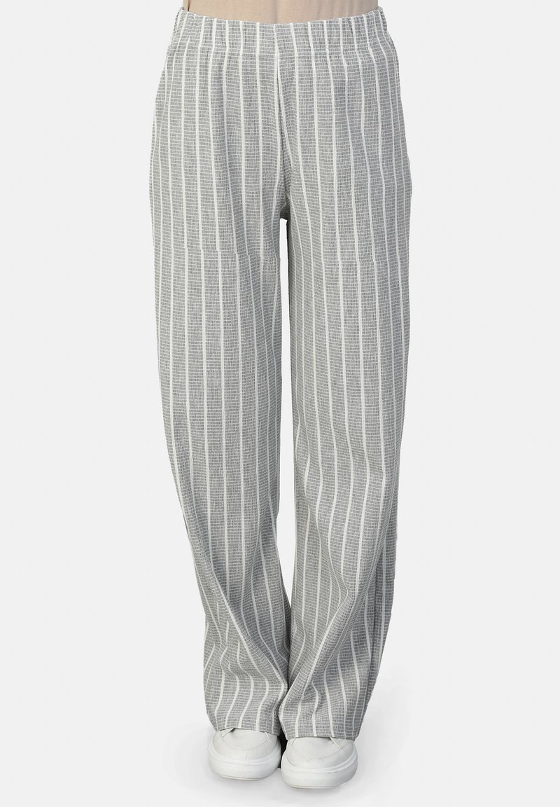 Grijs en witte gestreepte wijde broek met een elastische tailleband, gemaakt van lichte stof, met een textuurpatroon.