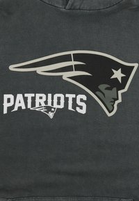 Sudadera gris oscuro con un destacado logo de New England Patriots en blanco y negro. La palabra "PATRIOTS" se muestra debajo en letras blancas en negrita.