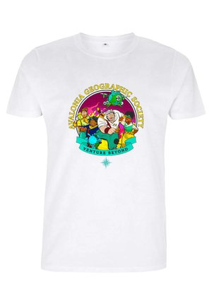 Biała koszulka z krótkim rękawem z kolorową, okrągłą grafiką z napisem "Avalonia Geographic Society" oraz "Venture Beyond", przedstawiająca postacie z kreskówek i łódź podwodną.