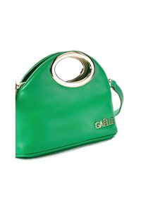 Borsa a tracolla in pelle verde con un accento dorato circolare. Presenta una parte superiore arrotondata, una tracolla laterale e il logo "GAËLLE" in rilievo sul fronte.