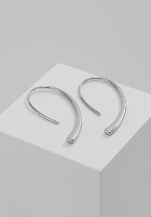 Sølv hoops øreringe med en buet, aflang facon og glat tekstur, med firkantede ender og minimalistisk design.