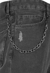 Jeans de mezclilla negra con una cadena plateada unida al pasador del cinturón y un pequeño diseño bordado en el bolsillo trasero.