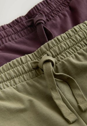 Due paia di pantaloncini con coulisse: uno in viola scuro e l'altro in verde oliva, con vita elasticizzata e tessuto testurizzato.