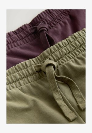 Due paia di pantaloncini con coulisse: uno in viola scuro e l'altro in verde oliva, con vita elasticizzata e tessuto testurizzato.