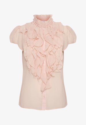 Jasnoróżowa bluzka z falbaniastym przodem, krótkimi bufiastymi rękawami i wysokim kołnierzem. Guziki biegną wzdłuż przodu, a materiał jest gładki w dotyku.