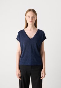 Marineblaue Kurzarmbluse mit V-Ausschnitt, aus einem strukturierten, glänzenden Stoff. Verfügt über einen taillierten Saum und dezente Schulterdetails.