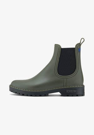 Stivale alla caviglia in gomma verde con lati in elastico neri, suola texturizzata e anello posteriore. Presenta dettagli con marchio sul tallone.