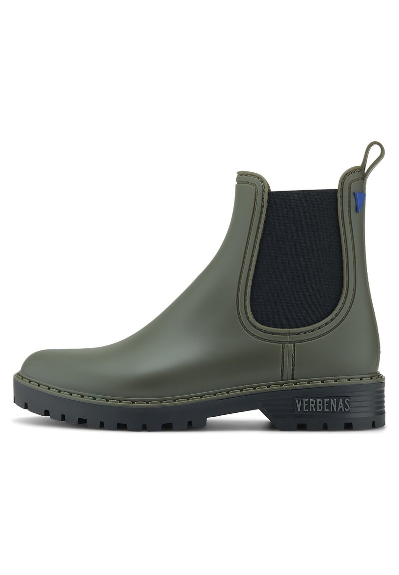 Stivale alla caviglia in gomma verde con lati in elastico neri, suola texturizzata e anello posteriore. Presenta dettagli con marchio sul tallone.