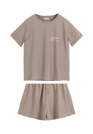 Beżowy top z krótkim rękawem z napisem na piersi oraz pasujące szorty z przodu na guziki, ułożone płasko na białym tle.