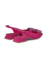 Zapatos de ante rosa con talón abierto y punta afilada, que cuentan con un tacón bajo y detalles metálicos en las hebillas decorativas.