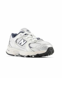 Löparsko med vit mesh-ovandel med grå detaljer, vadderad sula, framträdande snörningssystem och en yttersula för grepp.