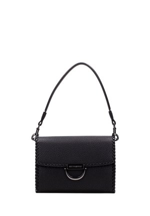 Sac à main en cuir noir avec une finition texturée, anse courbée et détails en métal. Présente un bord cousu et un fermoir.