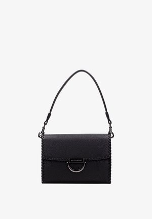Schwarze Ledertasche mit strukturierter Oberfläche, geschwungenem Griff und metallischen Hardwaredetails. Verfügt über eine gestickte Kante und einen Verschluss mit Schnappmechanismus.