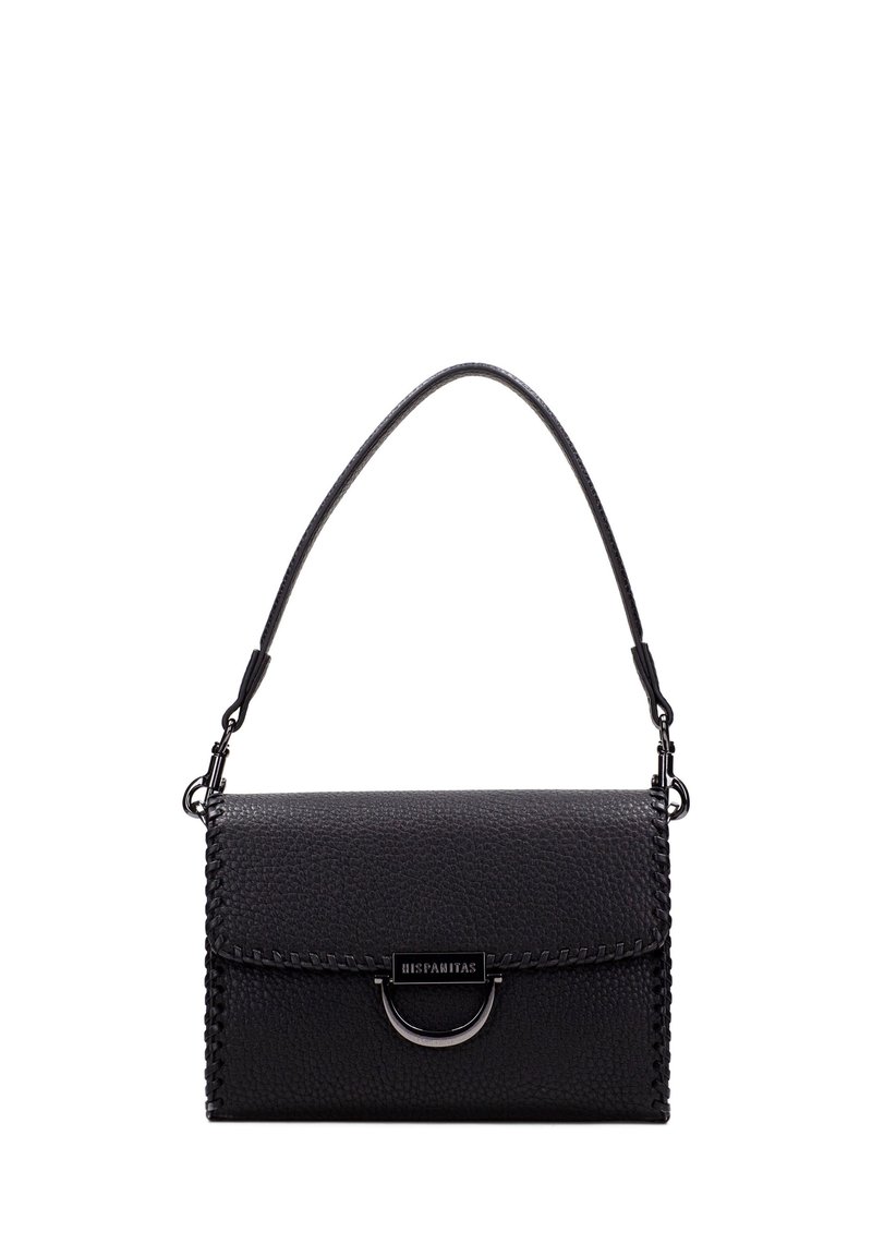 Svart läderhandväska med texturerad yta, böjd handtag och detaljer i metall. Har en sydd kant och spänne.