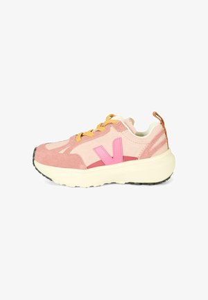 Sneaker in suede rosa e beige con tomaia testurizzata, punta tonda, suola bianca, logo 'V' rosa e lacci gialli. Striscia di aggancio sul retro molto evidente.