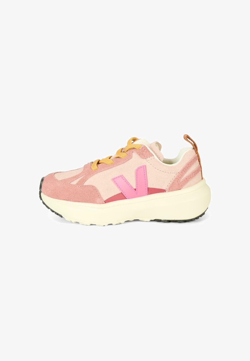 Sneaker in suede rosa e beige con tomaia testurizzata, punta tonda, suola bianca, logo 'V' rosa e lacci gialli. Striscia di aggancio sul retro molto evidente.