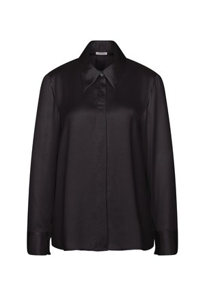 Czarna satynowa bluzka z długim rękawem, spiczastym kołnierzem, zapięciem na guziki z przodu i szerokimi mankietami.