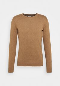 Brauner, langärmeliger Pullover mit rundem Halsausschnitt, aus einem strukturieren Strickstoff, mit einem kleinen Logo auf der Brust und geripptem Saum.