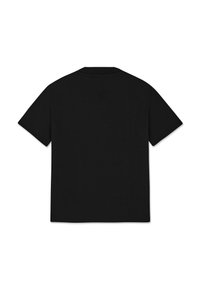 Czarna koszulka z krótkim rękawem wykonana z bawełny, z okrągłym dekoltem i prostym dolnym wykończeniem. Brak widocznych wzorów lub dodatków. Gładka tekstura.