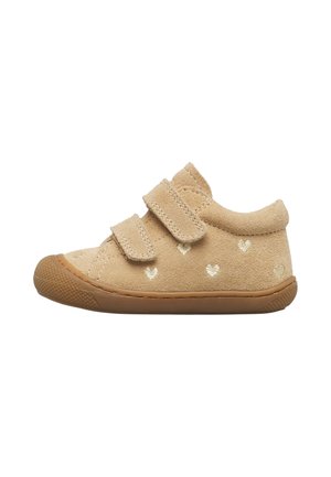 Beige barnesko med gummisål, to velcrobånd og små hvide hjerte-mønstre på siden.