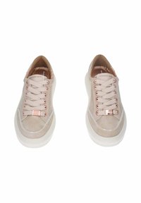 Sneakers in suede e pelle beige con forma arrotondata, accentuati da dettagli rosa e lacci a nastro. Presentano una suola liscia in gomma bianca.