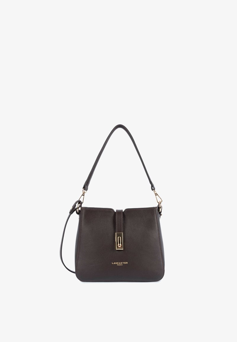 Sac à main en cuir noir Lancaster Paris avec poignée supérieure, fermoir doré et bandoulière amovible sur fond blanc.