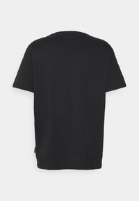 Sort bomulds t-shirt med rund halsudskæring og korte ærmer. Bagsiden har et rent design uden grafik eller mønstre.