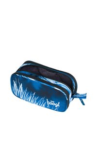 Astuccio blu a motivi con un design grafico d'erba e una rifinitura nera, dotato di doppie cerniere e una maniglia laterale per il trasporto.