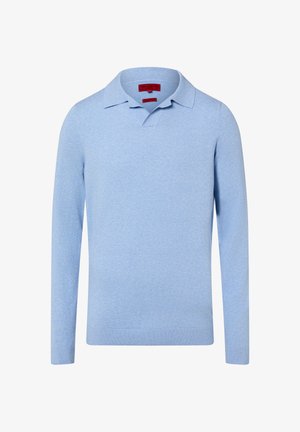 Hellblauer Polo-Pullover mit langen Ärmeln, Kragen sowie gerippten Bündchen und Saum, auf weißem Hintergrund präsentiert.