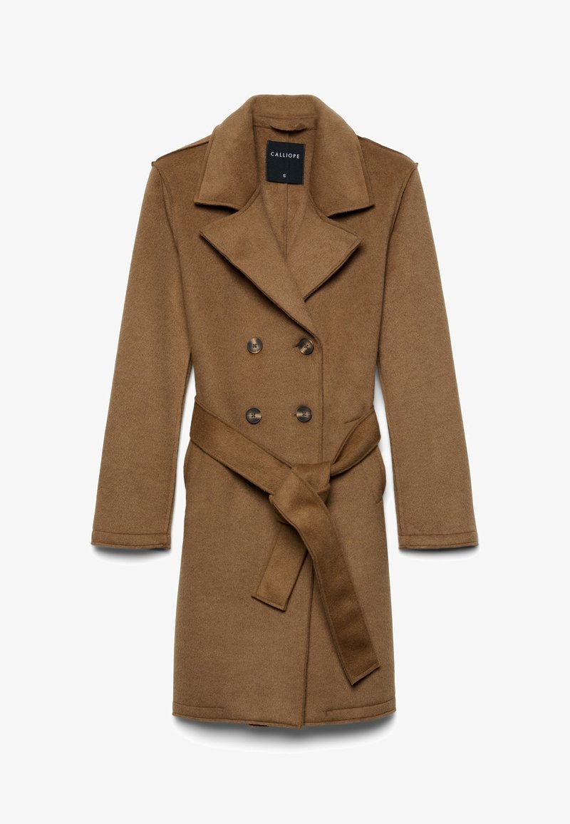 Cappotto in misto lana marrone con design doppiopetto, ampio colletto, vita con cintura e due tasche frontali. Tessuto liscio e vestibilità su misura.