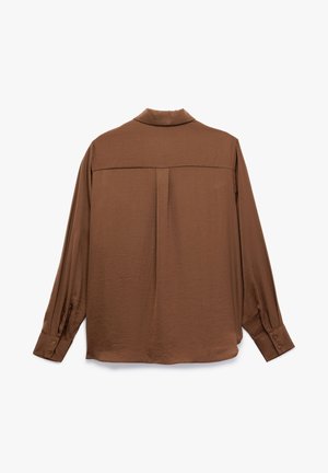 Blusa marrón de manga larga con una textura suave, que presenta un cuello, puños abotonados y un detalle de pliegue en la parte trasera. Diseño de tela lisa.